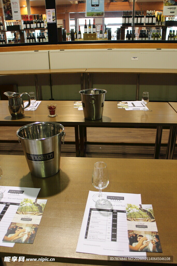 餐厅内整洁的餐桌场景