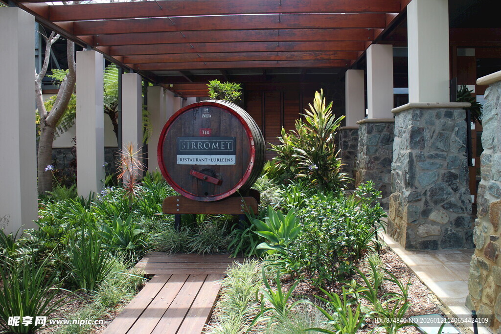 庭院绿植环绕的圆形装置