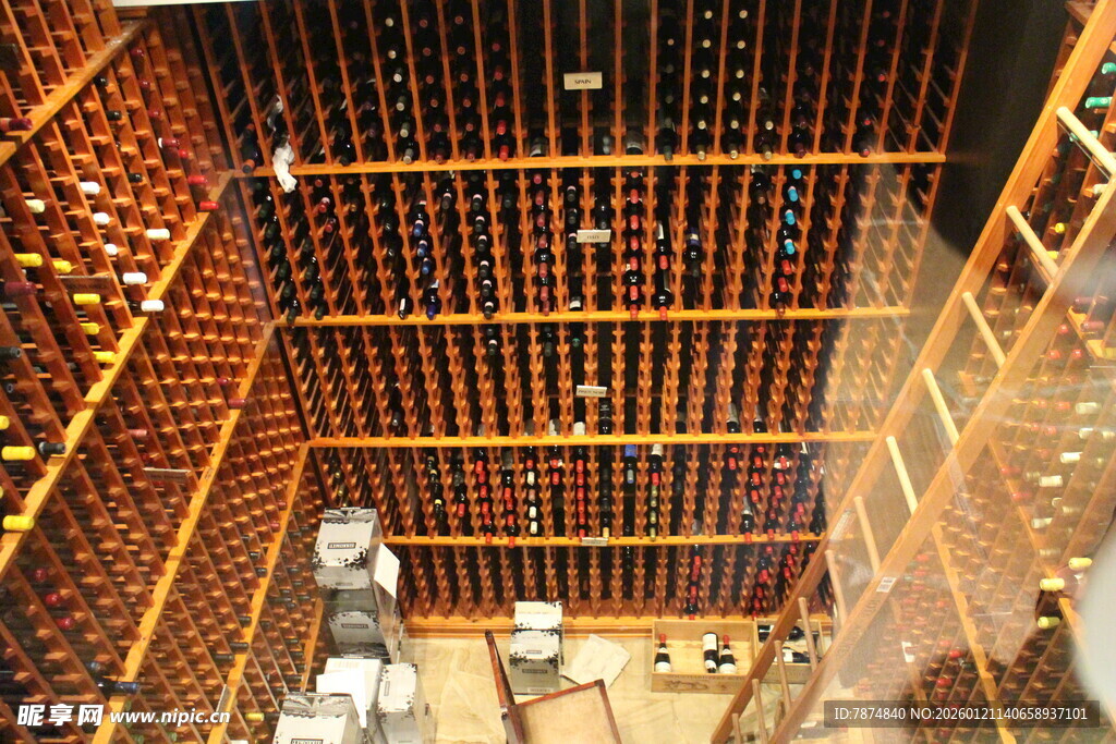 豪华实木酒窖内部景观