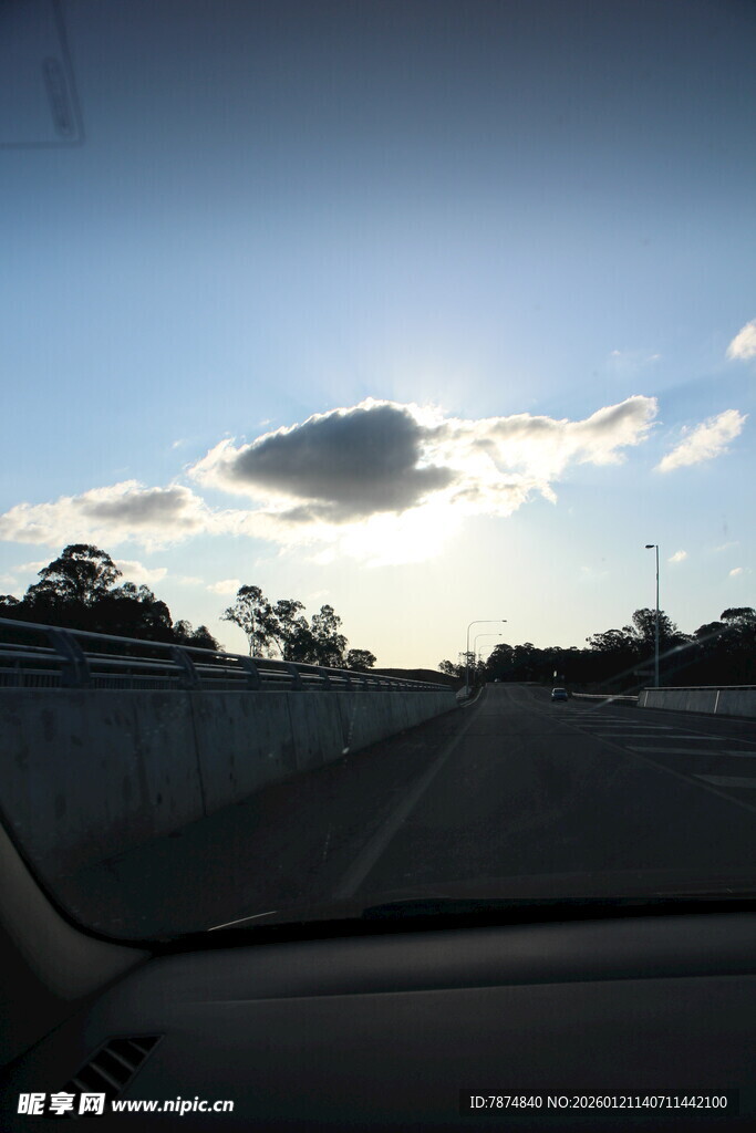 车内视角的公路天空景象