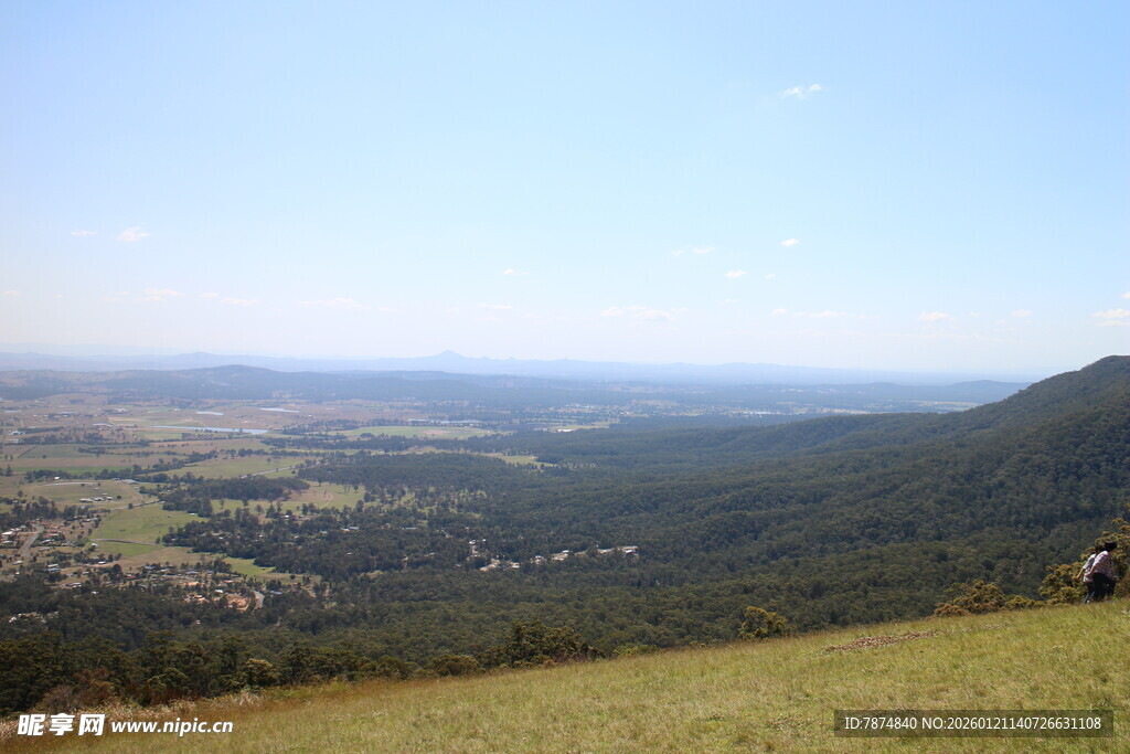山顶俯瞰美丽开阔风景