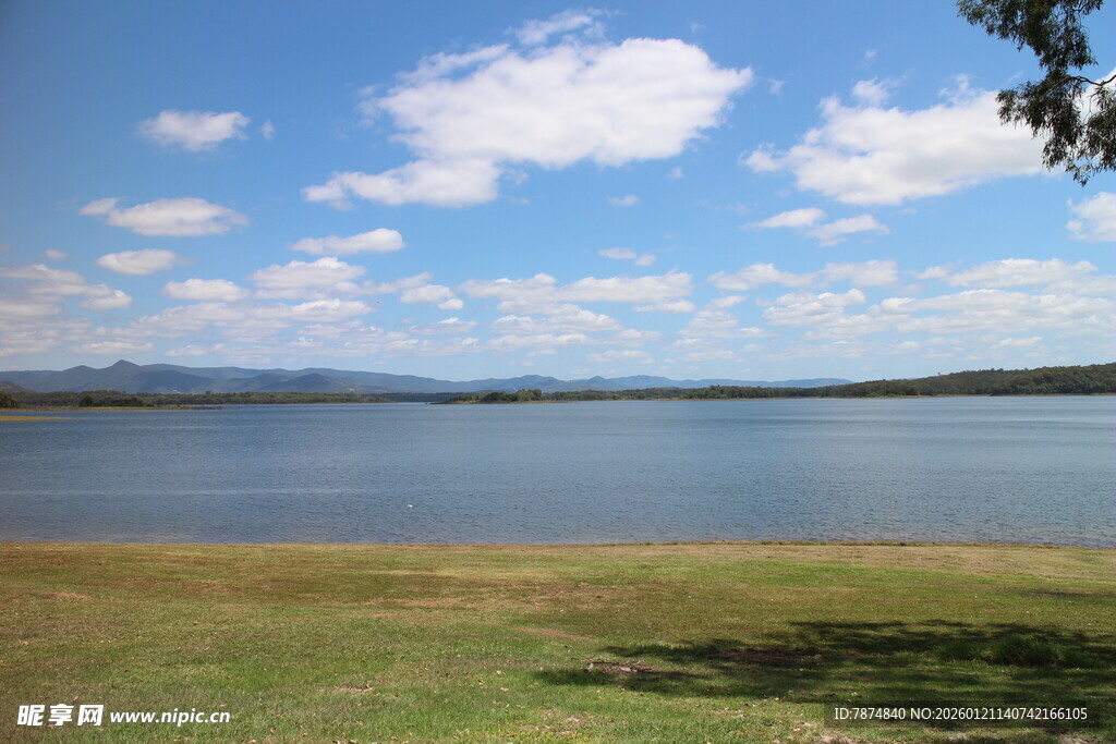 湖畔风光 蓝天白云绿地