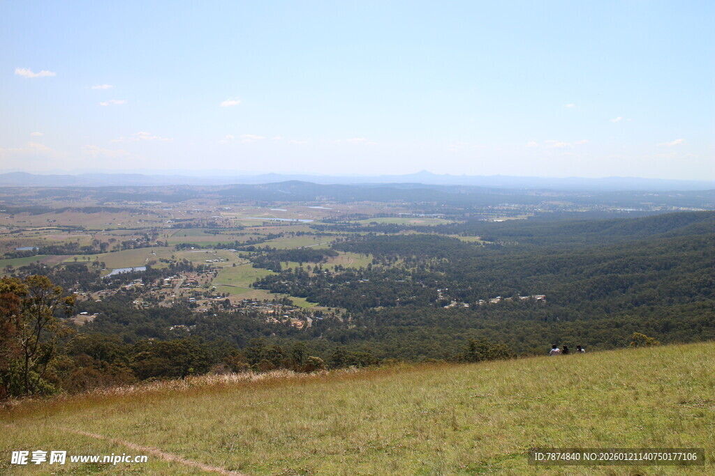 山顶俯瞰广袤绿野风光