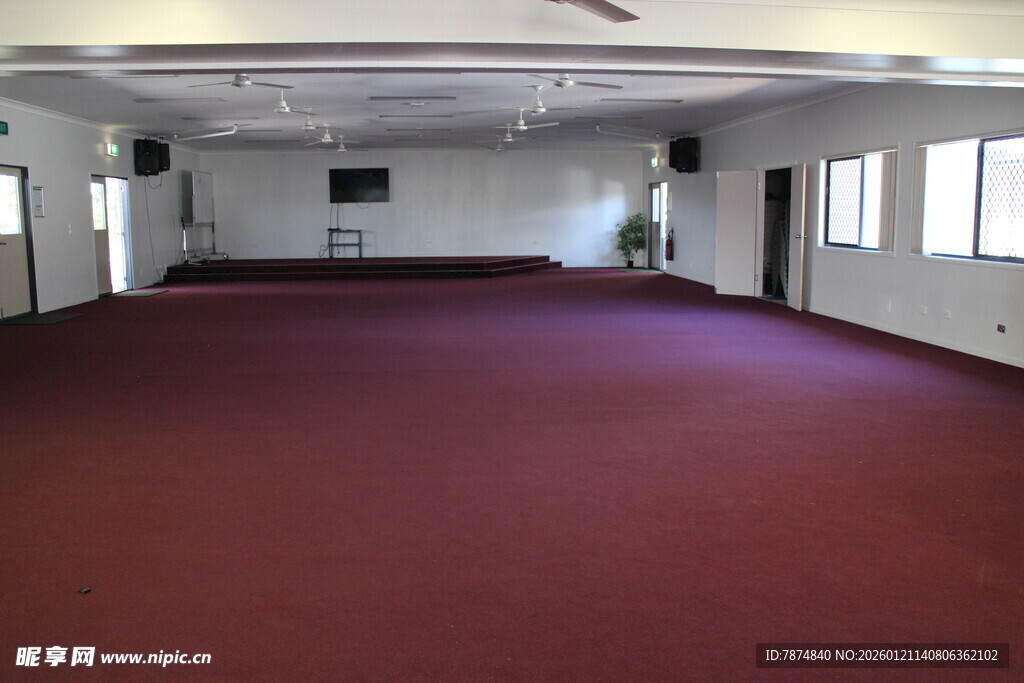 空旷室内铺有红色地毯空间