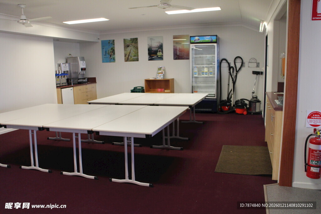 室内乒乓球桌及健身器材区