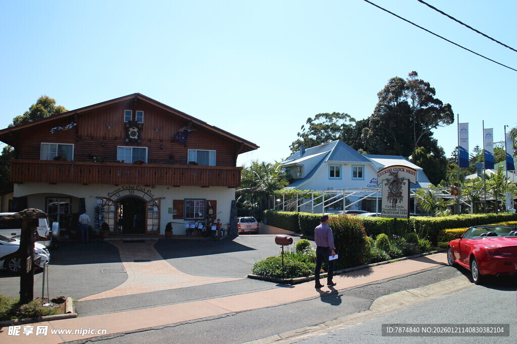 小镇街边的复古建筑与行人