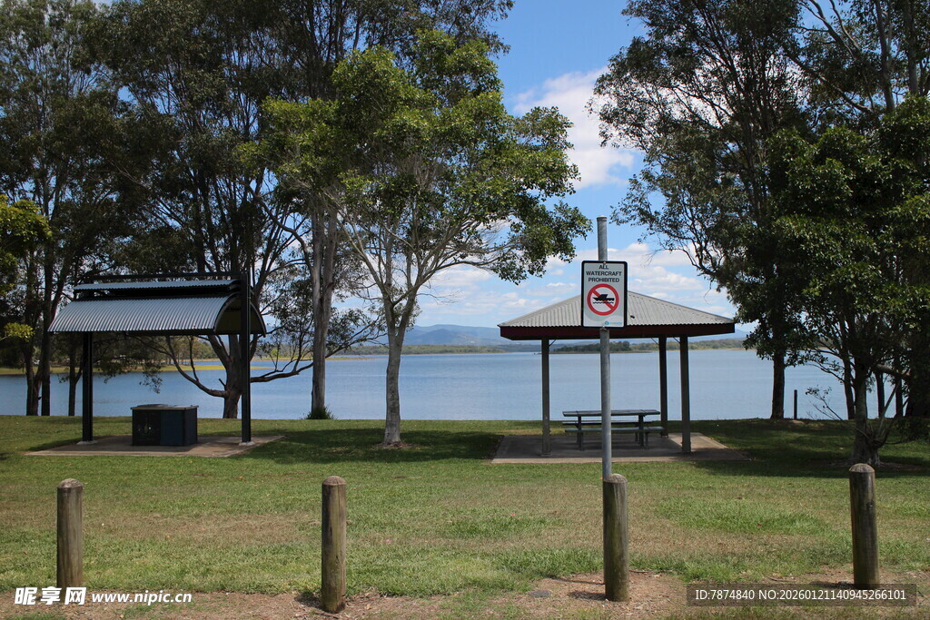湖畔草地凉亭风景
