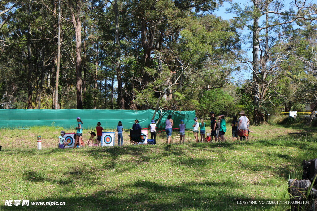 户外草地人群活动场景