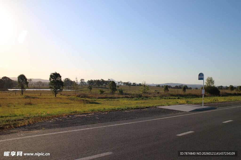 公路旁的开阔田园风光