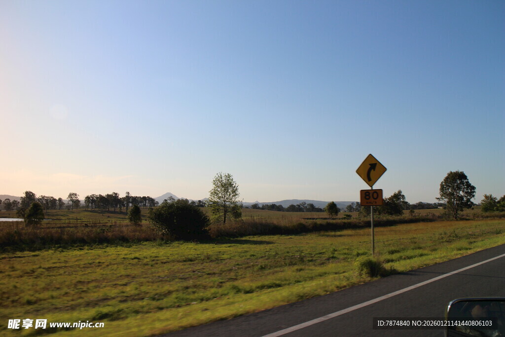 公路边开阔田野风景