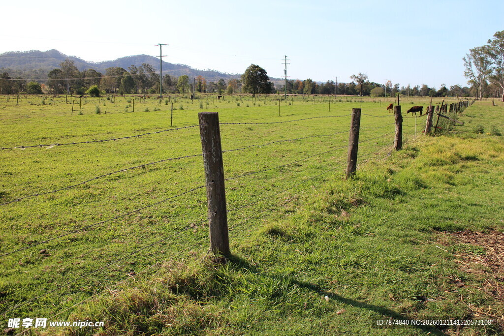 乡村田野间的木栅栏风景