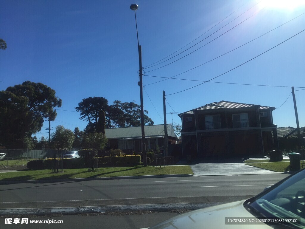 街道旁的房屋与晴朗天空