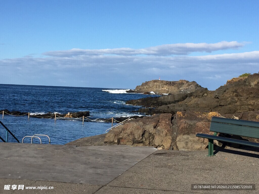 海边长椅与壮阔海景