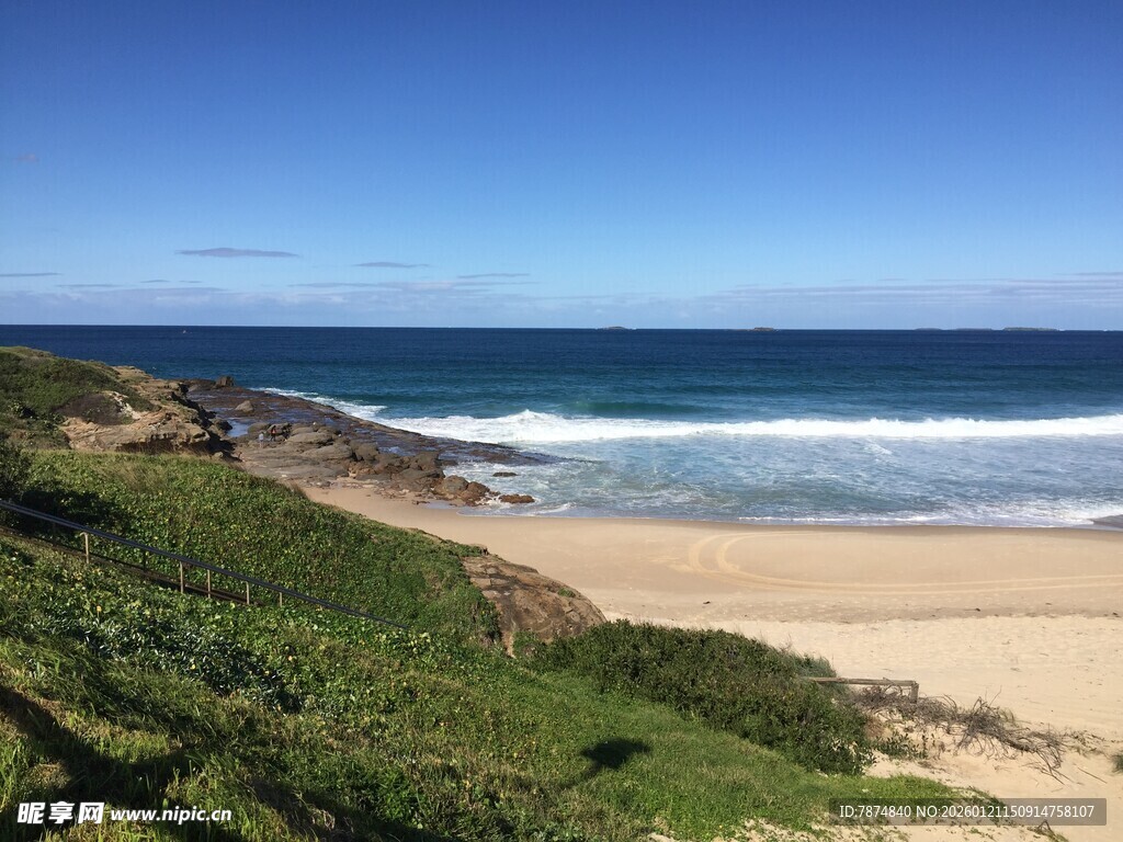 海岸风光 绿意沙滩与碧海