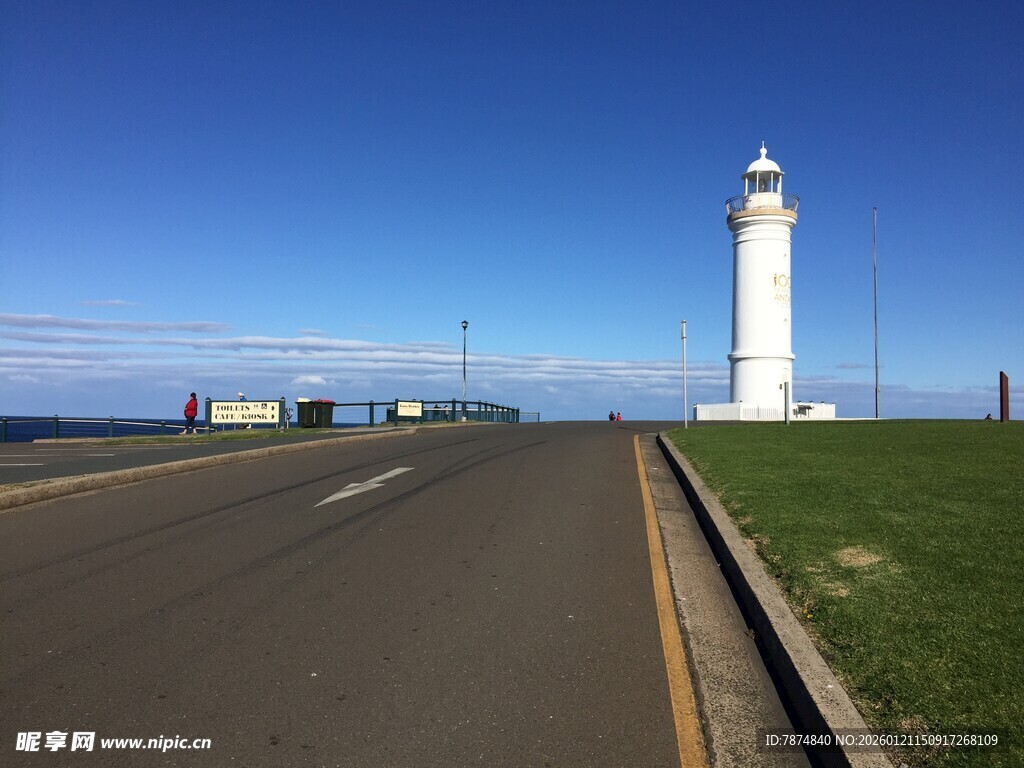 公路旁的白色灯塔