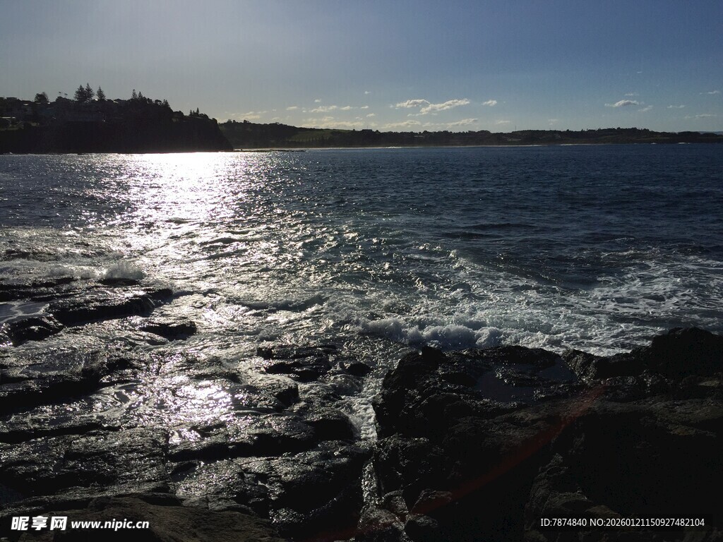 夕阳下波光粼粼的海面