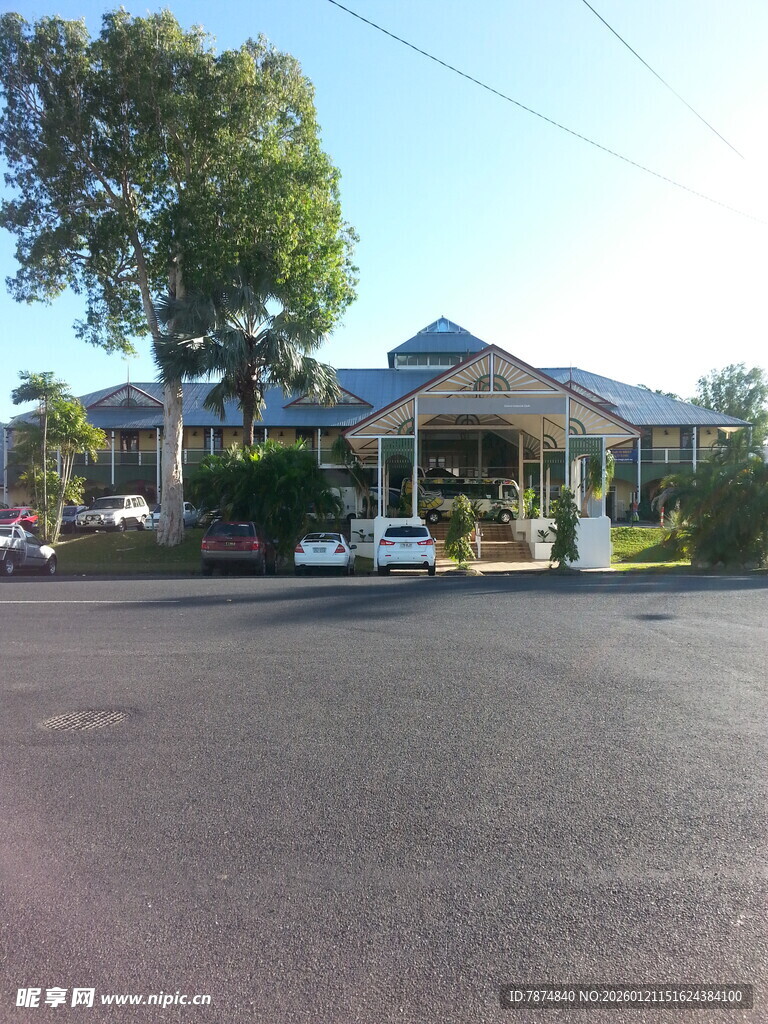 乡村路旁的特色建筑