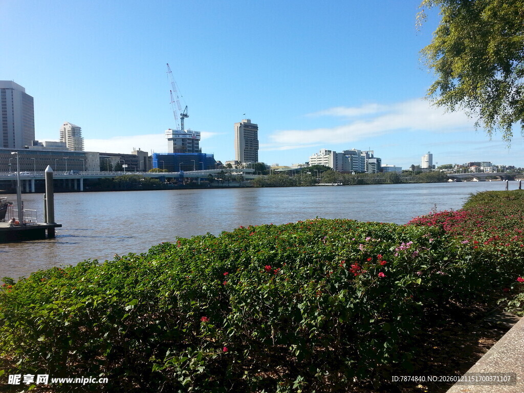 河畔城市风光美景