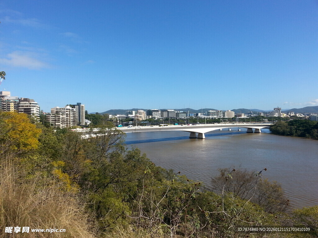 河畔城市风光远眺