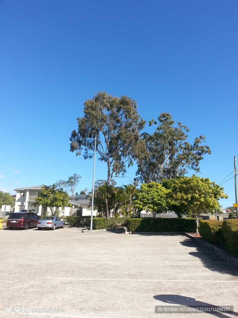 户外开阔停车场景观