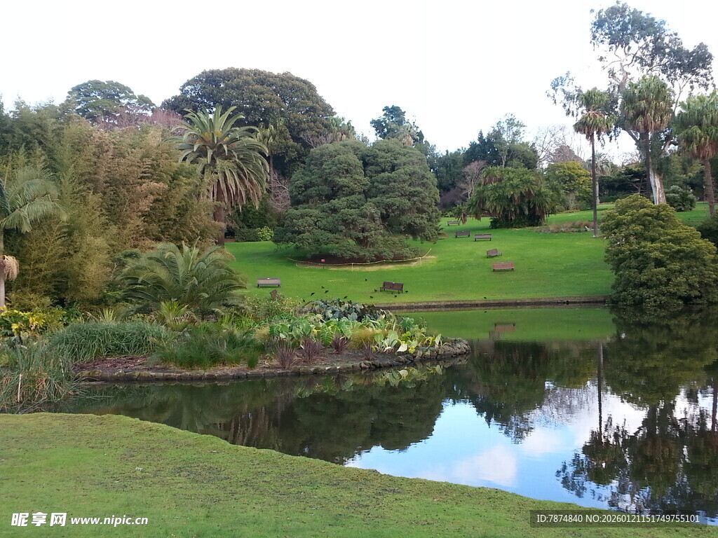 美丽静谧的园林湖泊景观