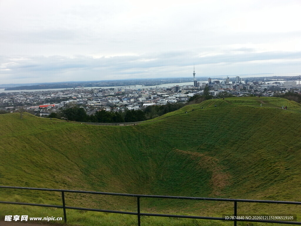 俯瞰绿色山丘与远处城市