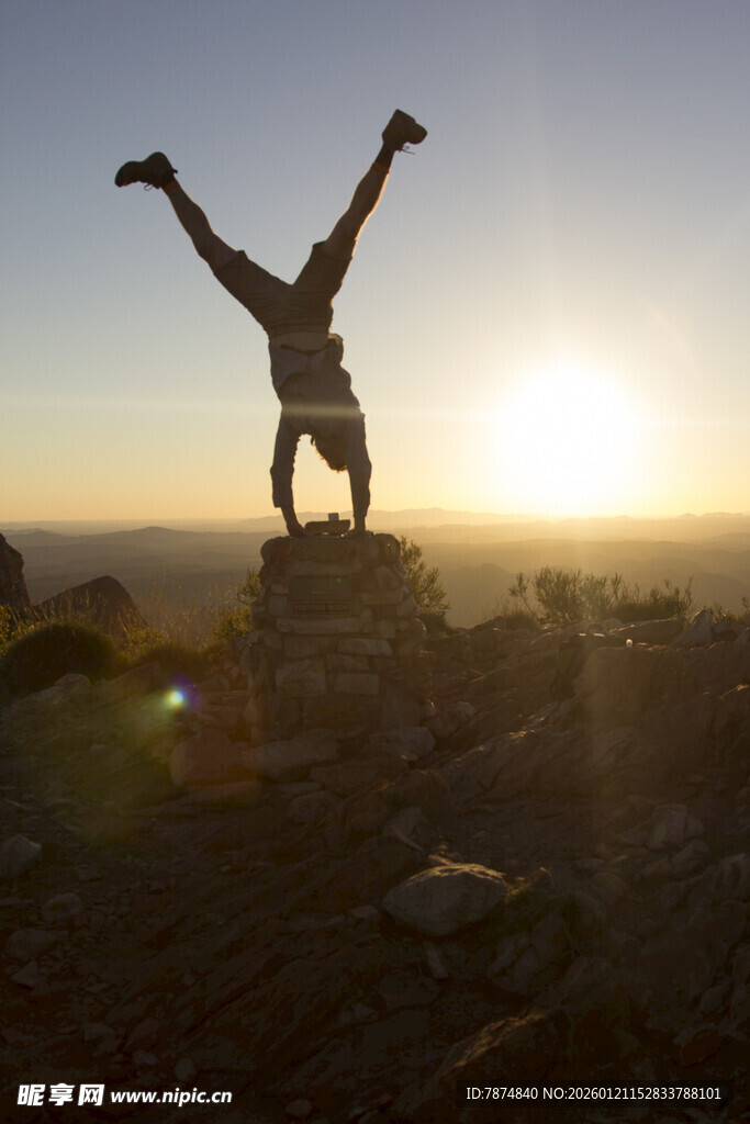 夕阳下的倒立者