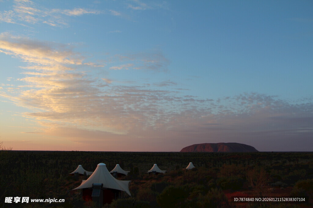 沙漠日落时的帐篷营地