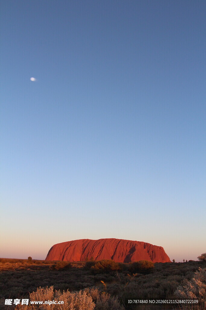 夕阳下的乌鲁鲁巨石