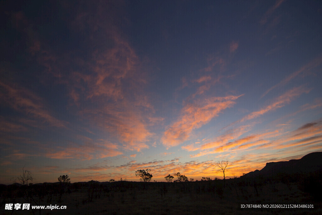 壮丽晚霞下的开阔原野