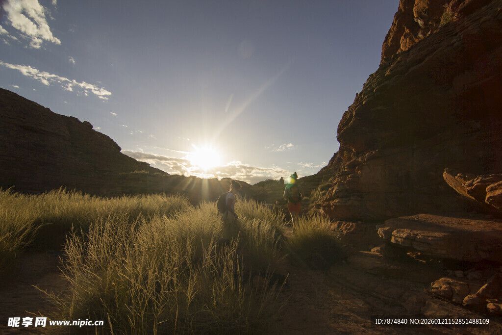 山谷间的日出美景