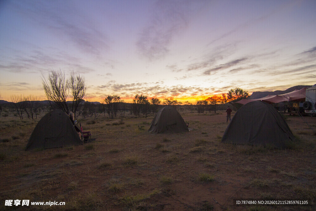 黄昏旷野中的帐篷景象