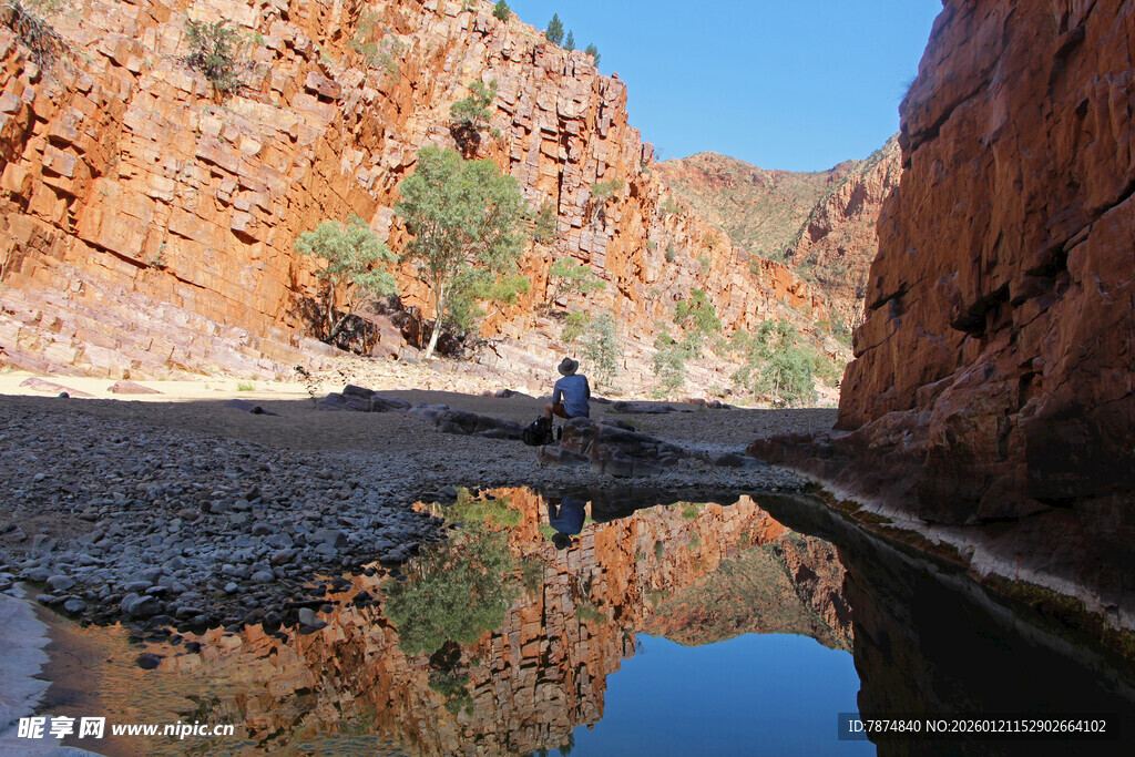 峡谷中的静谧水域