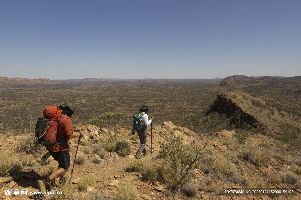 徒步者在山间探索