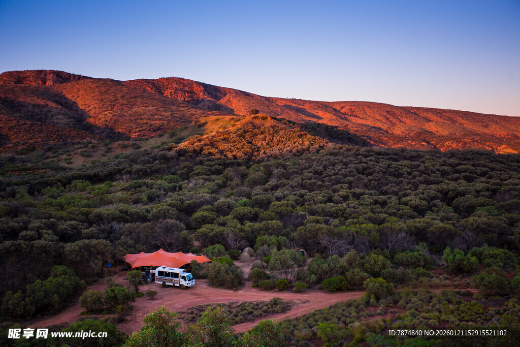山间红顶小屋的静谧景致