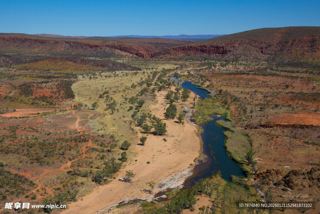 壮丽河谷风光俯瞰图