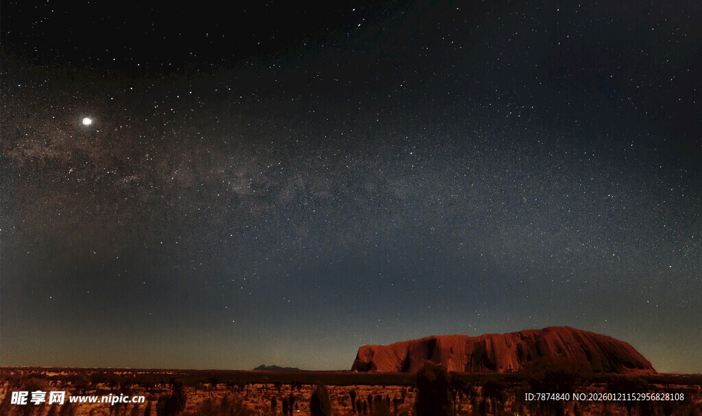 夜空下的乌鲁鲁巨石奇观