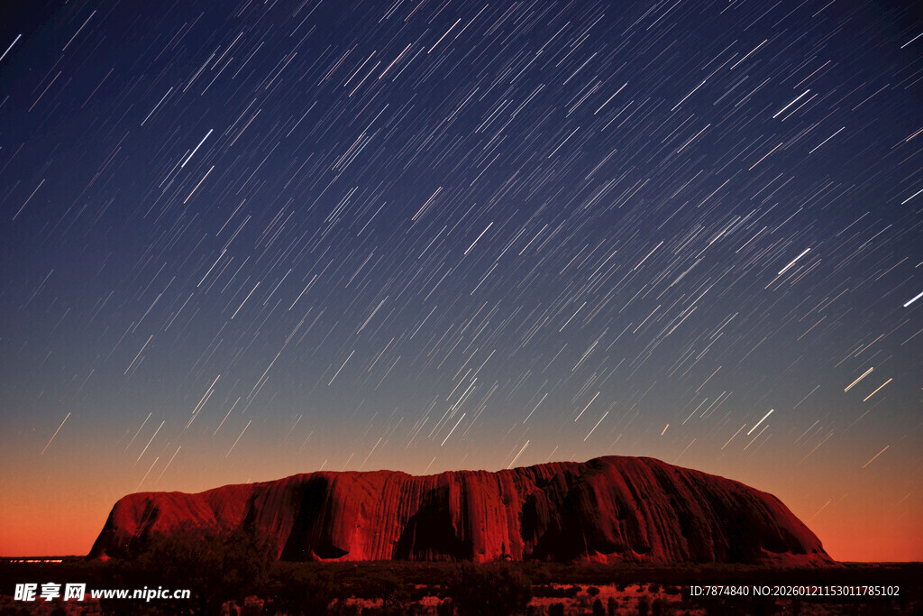 乌鲁鲁夜空下的星轨奇观