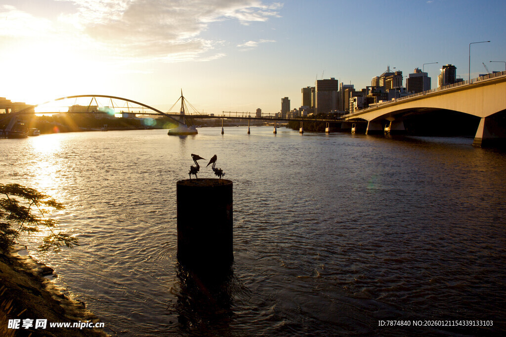 夕阳下的河畔桥梁美景
