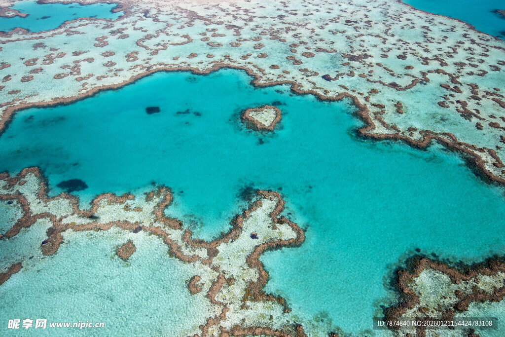 俯瞰美丽的珊瑚礁海域