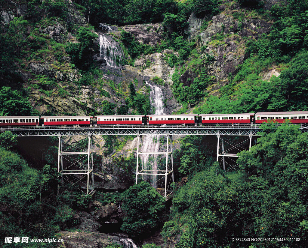 山间红火车穿行瀑布美景