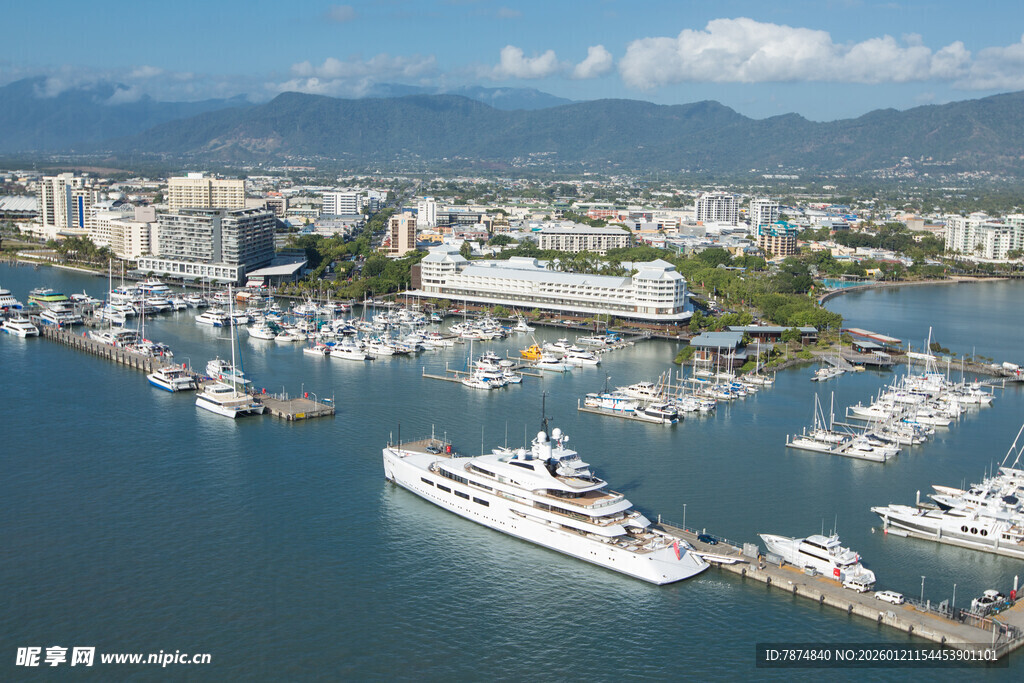 海滨游艇码头美丽景致