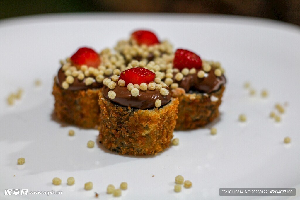 草莓鱼子酱寿司