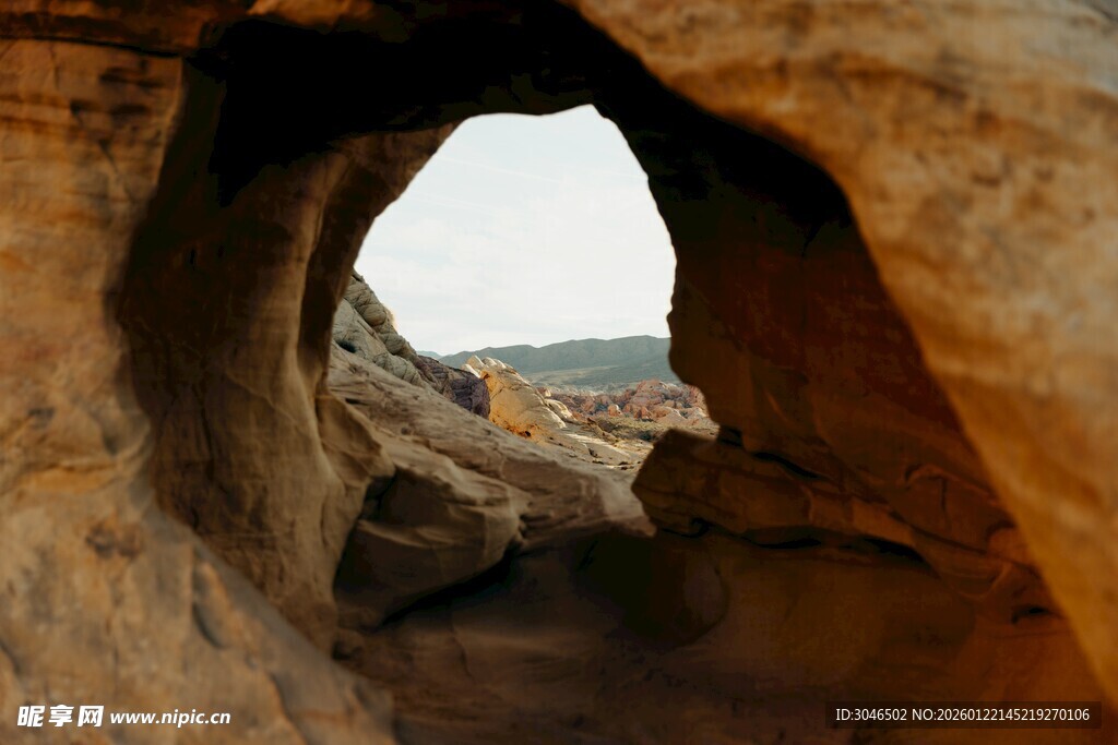 石洞中窥望的自然景致