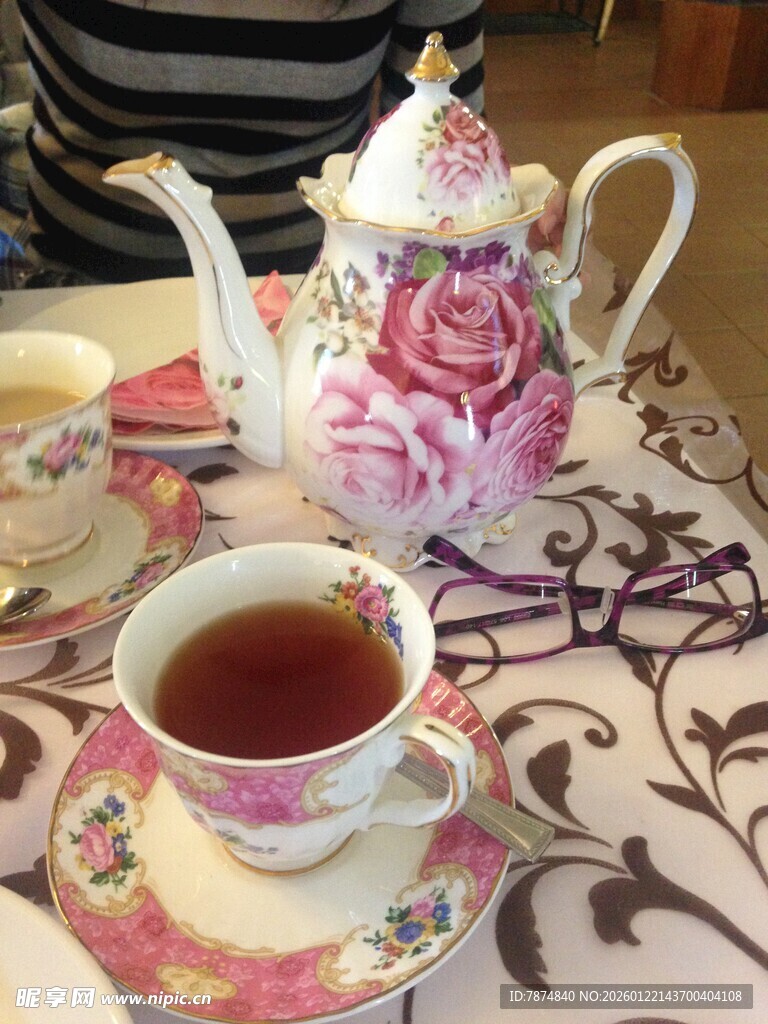 精致英式茶具与一杯热茶