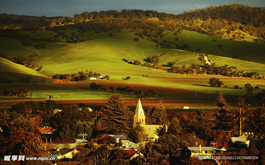 乡村美景中的古朴小镇