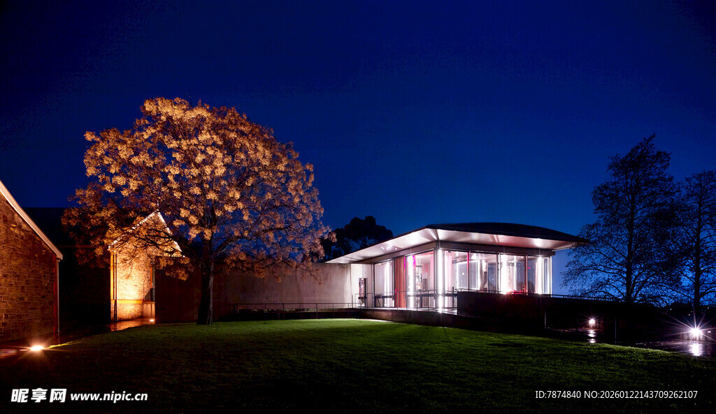 夜晚温馨的独栋住宅景观