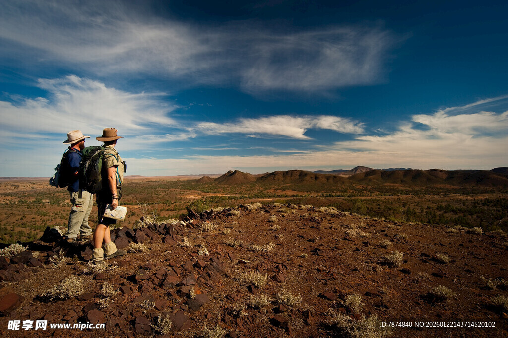 徒步者于旷野眺望远方