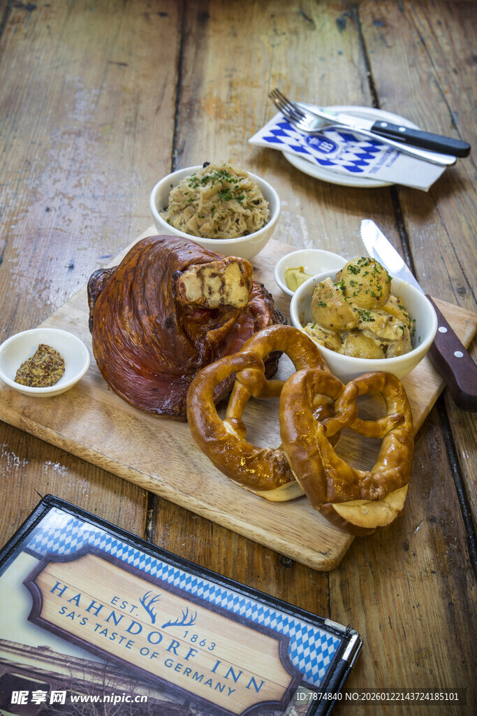 美味小吃拼盘与啤酒搭配