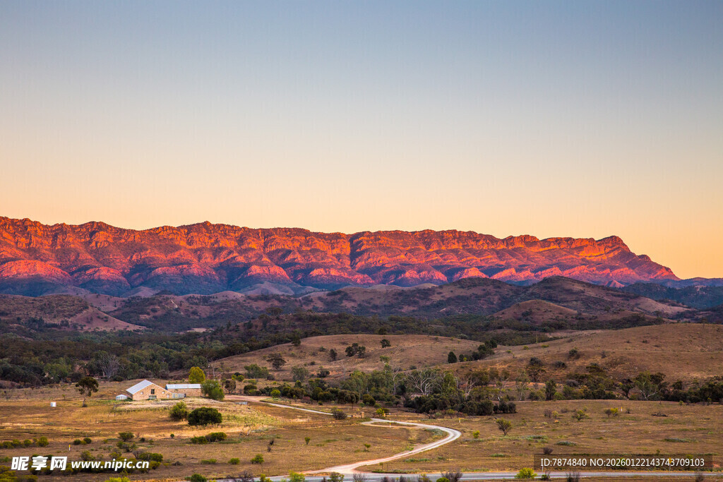 夕阳下壮丽的红岩地貌景观